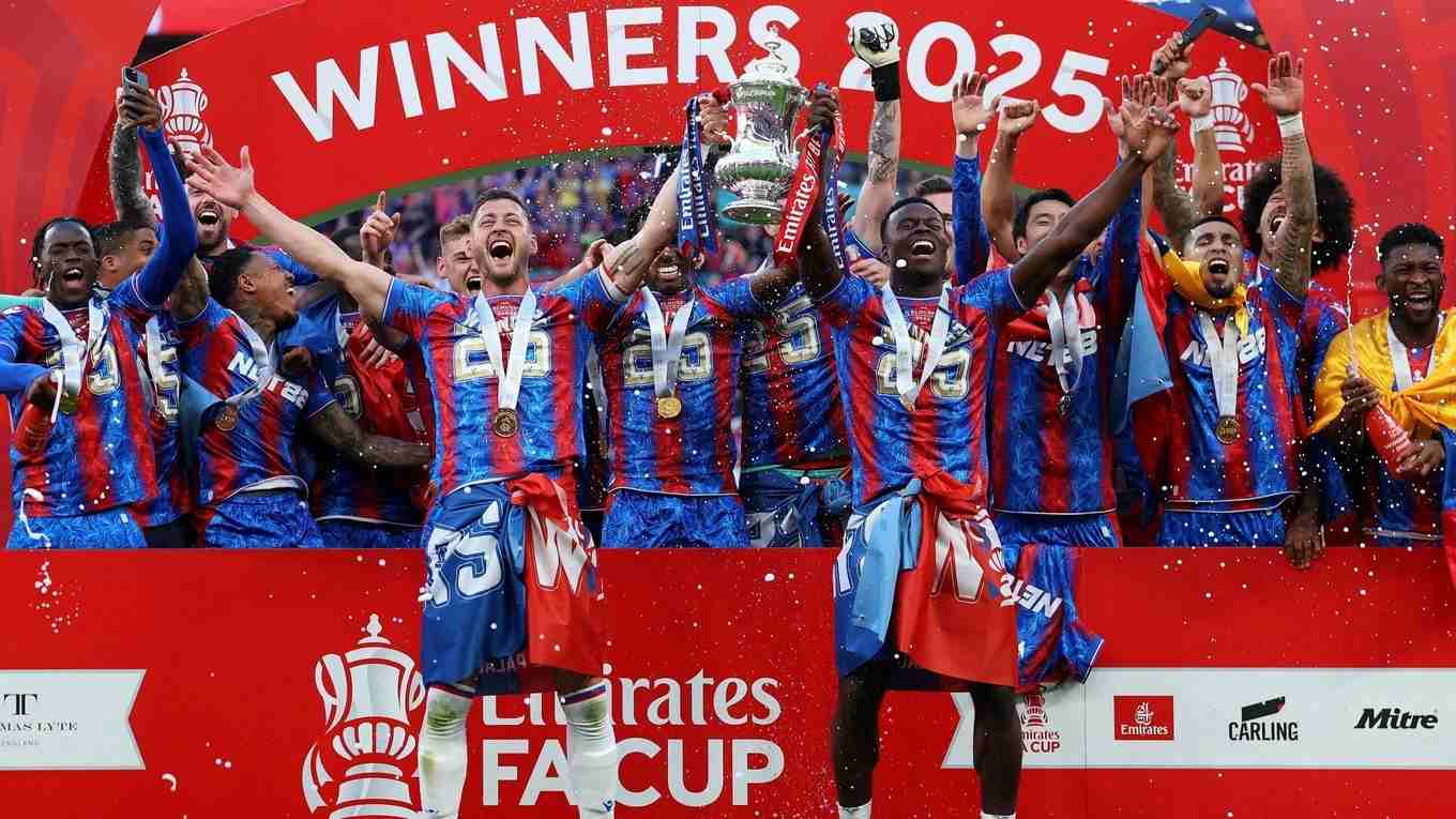 Crystal Palace mất vé Europa League vì vi phạm đa CLB